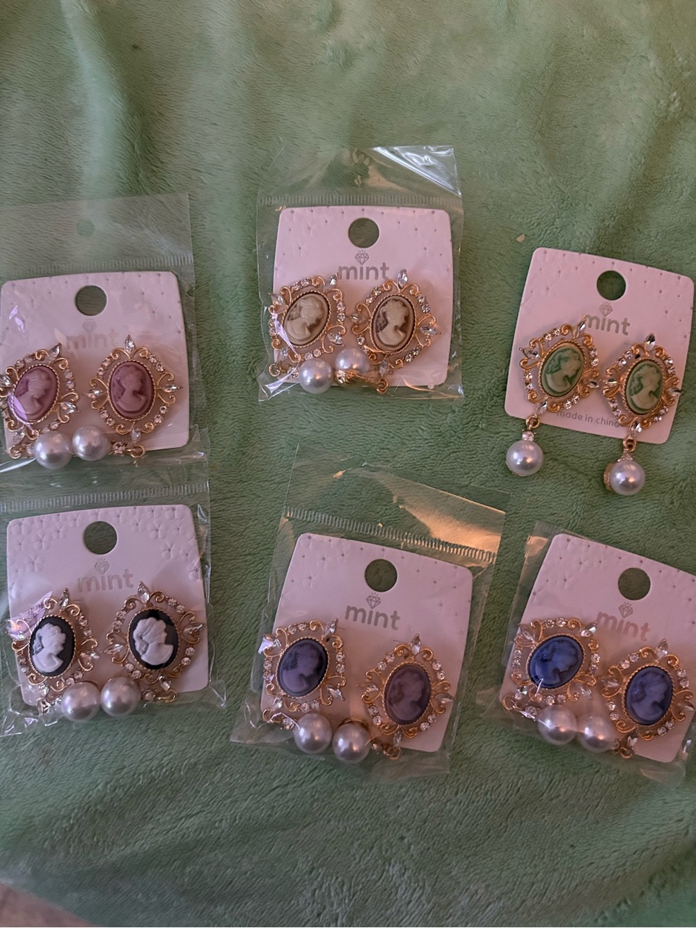 FASHION  6 pairs of Vintage Cameo Pearl Drop Earrings - Gold with Colored Cameos